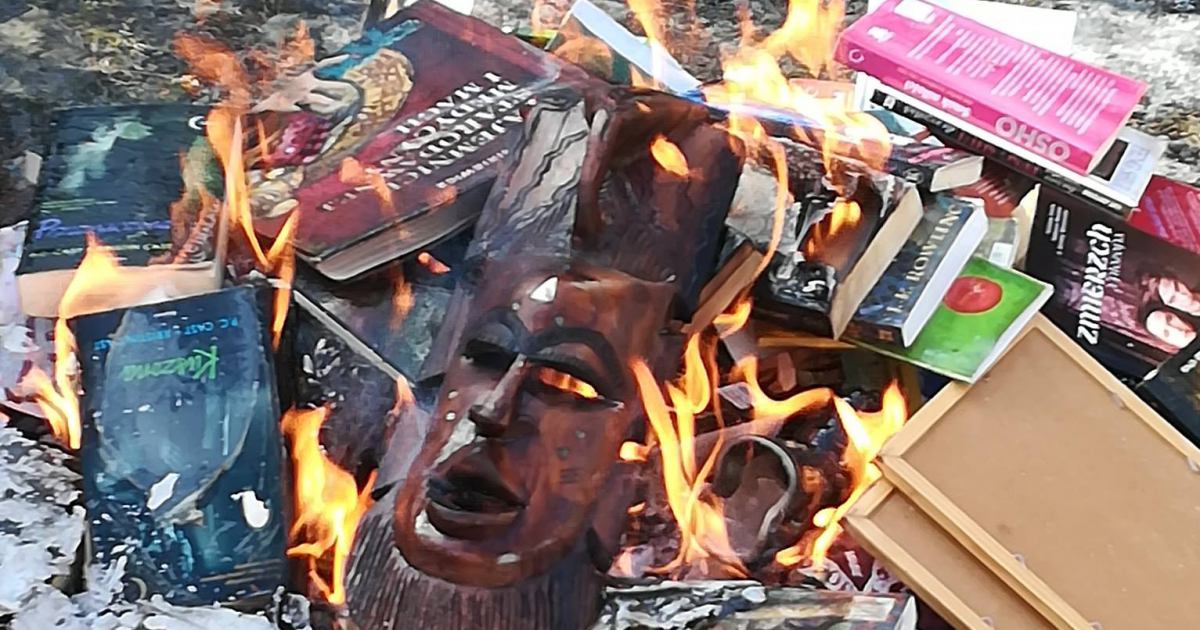 ognisko, w którym palone sę książki o Harrym Potterze i maski bóstw hinduistycznych,