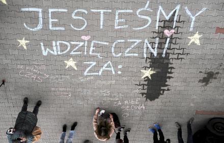 Uczniowie w Sosnowcu wspieraja strajkujacych nauczycieli