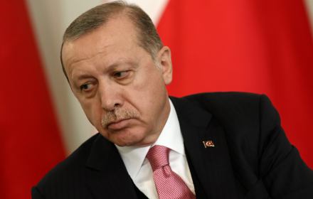 „Szwecja i Finlandia zobowiązały się do pełnej współpracy w zwalczaniu PPK i powiązanych z nią organizacji (…). Szwecja już zapowiedziała ekstradycję 73 terrorystów”.
konferencja prasowa po szczycie NATO
