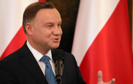 Ktoś, kto miał piękną kartę opozycyjną, ktoś, kto szczególnie w tym roku, 30. rocznicy pierwszych częściowo wolnych wyborów do Sejmu, zasłużył się ogromnie dla państwa polskiego.... Stąd decyzja, aby marszałkiem seniorem Sejmu był Antoni Macierewicz
Konferencja prasowa
