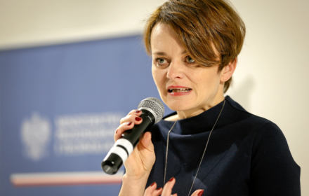 „Za sprawą prowadzonej od 2016 roku polityki prorodzinnej, społecznej i gospodarczej liczba urodzeń rośnie, przełamując wcześniejsze negatywne scenariusze. Powyższe dane pozwalają z nadzieją spoglądać na przyszłość demograficzną i gospodarczą Polski".
komunikat Ministerstwa Przedsiębiorczości i Technologii
