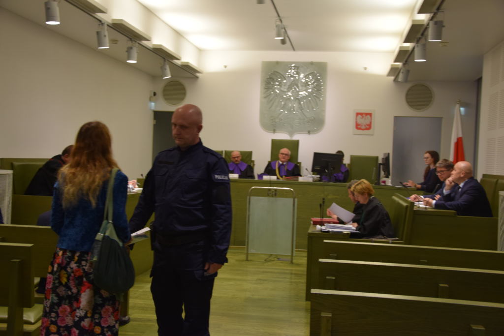 Policja wyrzuca dziennikarzy z sali. fot. Mariusz Jałoszewski