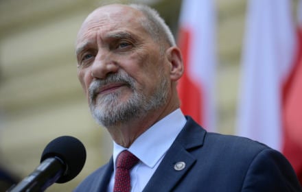 Nie jest prawdą, że to brzoza zniszczyła samolot. Gdyby w ogóle – a tak się nie stało – samolot uderzył w brzozę, to nie ma wątpliwości, że skrzydło przecięłoby tę brzozę, a nie brzoza skrzydło.
Polskie Radio 24