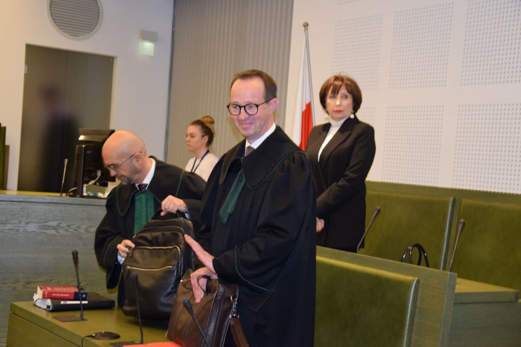 Sędzia Alina Czubieniak i obrońcy - od prawej stoi adw. Jakub Wende, za nim adw. Radosław Baszuk.