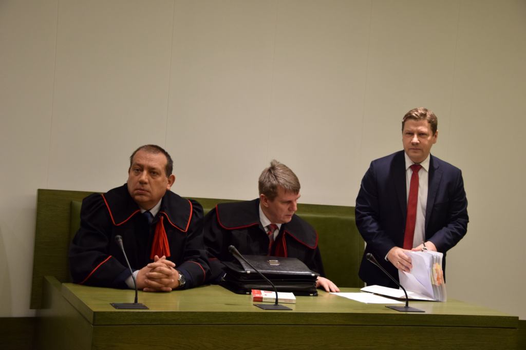 Prokuratorzy Marek Pubrat i Tomasz Kumor oraz Główny Rzecznik Dyscyplinarny Piotr Schab (stoi). Fot. Mariusz Jałoszewski