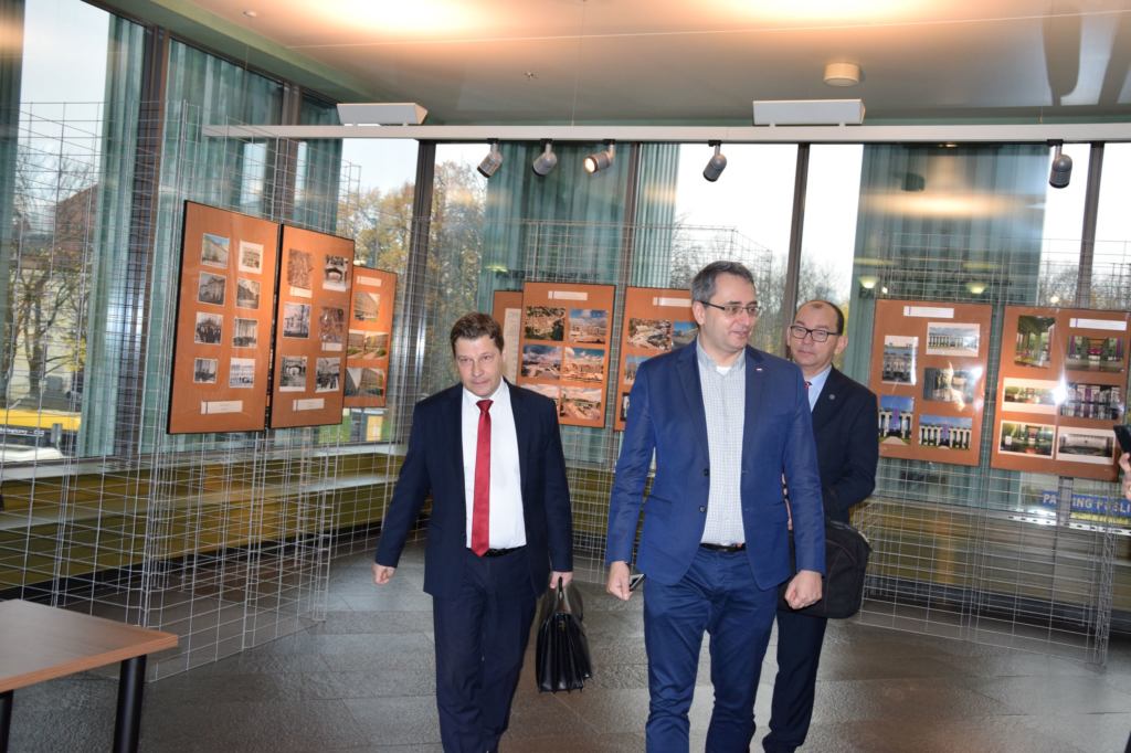Wchodzą do SN rzecznicy dyscyplinarni - Michał Lasota, z lewej Piotr Schab, z tyłu Przemysław Radzik. Fot. Mariusz Jałoszewski
