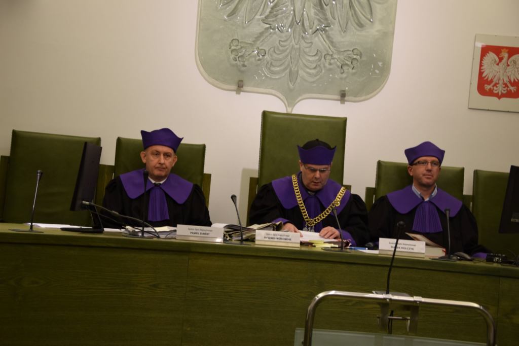 Skład orzekający Izby Dyscyplinarnej - w środku przewodniczący Ryszard Witkowski, po lewej Paweł Zubert, po prawej ławnik Marek Molczyk