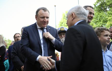 Odsloniecie kamienia wegielnego pod pomnik premiera Jana Olszewskiego przed KPRM Odsloniecie kamienia wegielnego pod pomnik premiera Jana Olszewskiego przed KPRM