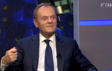 Mało kto zdaje sobie sprawę, że żeby wyprowadzić Polskę z UE wystarczy de facto jedno głosowanie, takie klasyczne, właśnie w nocy, o 02:00 w nocy, gdzie wystarczy zwykła większość głosów
Konwencja PO w Płońsku