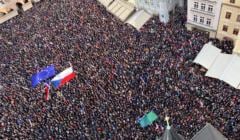 Czesi wychodzą na ulicę - nie chcą iść drogą Polski i Węgier i walczą o swoją demokrację