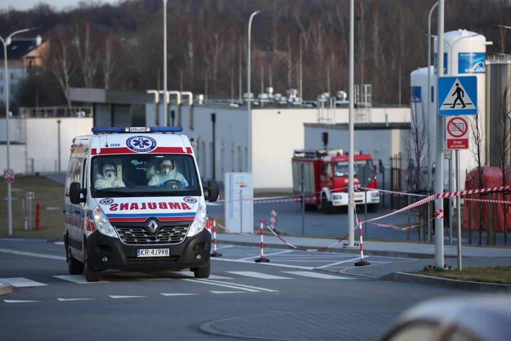 Szpital Uniwersytecki w Krakowie. Oddział Zakaźny. Transport pacjentki chorej z powodu koronawirusa