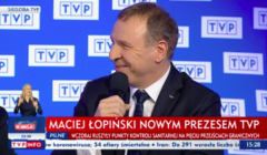 Jacek Kurski przestał być prezesem TVP, a został doradcą zarządu. Na konferencji prasowej we wtorek 10 marca 2020 przywitał nowego prezesa Macieja Łopińskiego