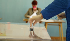 Wrzucanie głosów do urny wyborczej