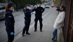 Policja chce ukarać grzywną operatorkę OKO.press za to, że 10 kwietnia była z kamerą przed domem Jarosława Kaczyńskiego. To szykana prawna - uważa prawnik Fundacji Helsińskiej.