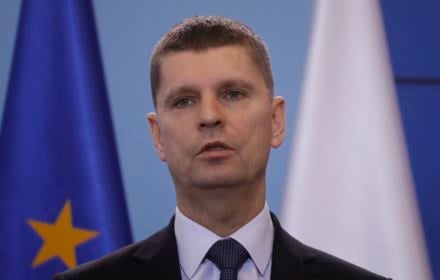 PYT.: Ile zarabia np. polonista w podstawówce, w zawodzie od 10 lat?
Jeżeli ma stopień nauczyciela dyplomowane, jego wynagrodzenie średnie ze wszystkimi dodatkami, to przeciętnie 6,8 - 6,9 tys. Oczywiście netto. Jeżeli ma nadgodziny, zdecydowanie więcej
Sygnały dnia, Program I PR