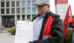 Na zdjęciu: Piotr Moniuszko na pikiecie pod siedzibą Poczty Polskiej