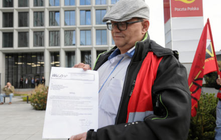 Pikieta zwiazkowcow pod siedziba Poczty Polskiej Na zdjęciu: Piotr Moniuszko na pikiecie pod siedzibą Poczty Polskiej