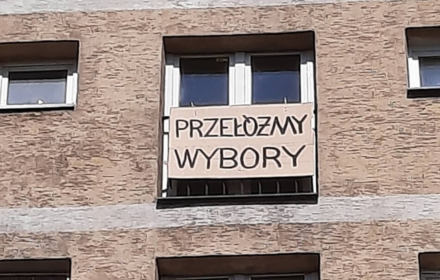 Przełóżmy wybory, napis w oknie artysty Pawła Żukowskiego, sygnał ostrzegawczy do władz: sobota, 11 kwietnia 2020, godz. 13:00, Akcja Demokracja