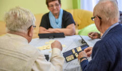 Starsze osoby grają w domino