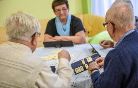 Starsze osoby grają w domino