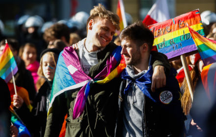 Nowy Sącz . Pierwszy Marsz Równości " Jesteśmy u siebie" - na zdjęciu osoby z flagami LGBT.