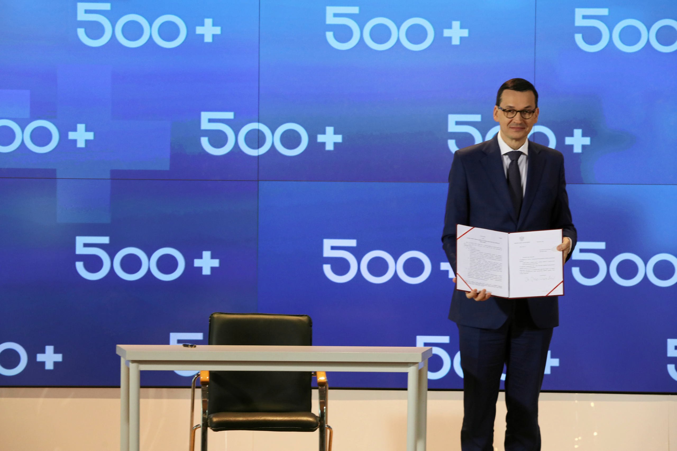 Ograniczyć 500 plus? Ekonomiści są podzieleni, Polacy nie chcą zmian [SONDAŻ OKO.PRESS]