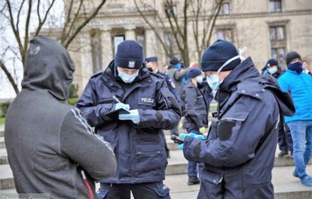 Sanepid, nowa policja PiS do tłumienia protestów. Nałożył 3 tysiące kar Policja spisuje uczestników protestów, Sanepid karze - 3 tys. kar za 15 mln i