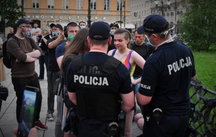 Policja spisuje uczestników tęczowego disco pod Pałacem