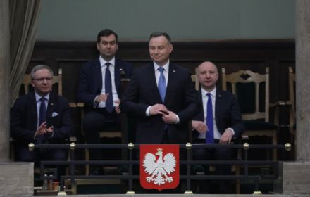 Spektakl z wotum zaufania na pomoc Dudzie. Morawiecki proklamował front jedności władzy i narodu Andrzej Duda na posiedzeniu Sejmu, podczas którego głosowano nad wotum zaufania dla rządu Mateusza Morawieckiego