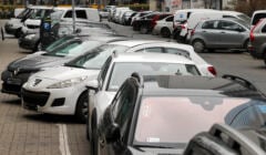 Brak opłaty parkingowej będzie drożej kosztował kierowców w Warszawie