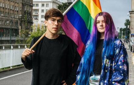 Orientacja płciowa jest naszym wyborem i można ją "naprawiać".
Homofobiczne grupy społeczne i kościół