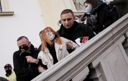 Robert Bąkiewicz na schodach kościoła w Warszawie