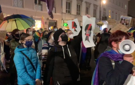 „Kobiety i LGBT-y razem za równością”. Protest na Krakowskim Przedmieściu