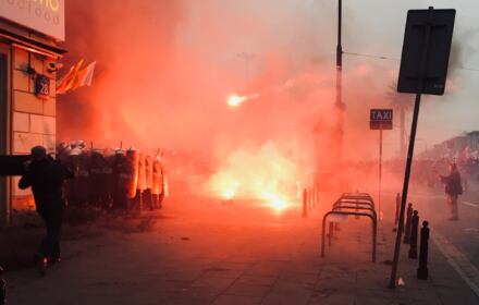 Marsz Niepodległości 2020. Narodowcy zaatakowali policję, są ranni Marsz Niepodległości 2020. Narodowcy zaatakowali policję, są ranni