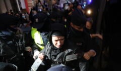 Protest pod MEN, Agata Grzybowska zatrzymywana przez policję