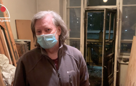 Uczestnik Marszu Niepodległości rzucił racę do pracowni artysty. Anarchiści pomagają naprawić szkody