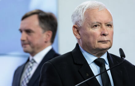 Na pierwszym planie Jarosław Kaczyński, w tle Zbigniew Ziobro