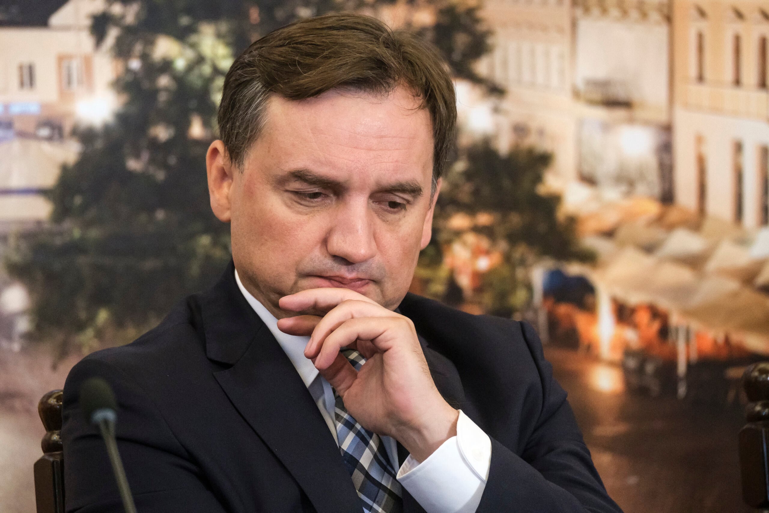 Ta decyzja o uwspólnotowieniu długu, bo nad tym będziemy głosować, jest decyzją oznaczającą, że Polska zobowiązuje się w przyszłości zapłacić np. za długi Grecji, jeśli ta nie będzie ich spłacać. Konferencja prasowa Ministerstwa Sprawiedliwości