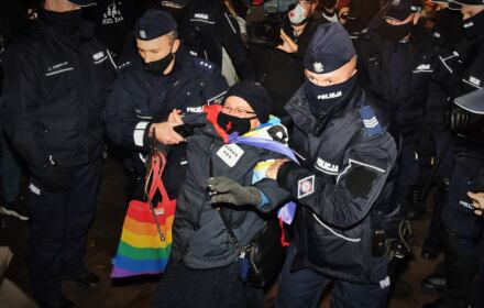 Policjanci ciągną demonstrantkę, znaną jako Babcia Kasia
