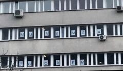 Okna sądu w Krakowie, w których wywieszono litery składające się na napis 