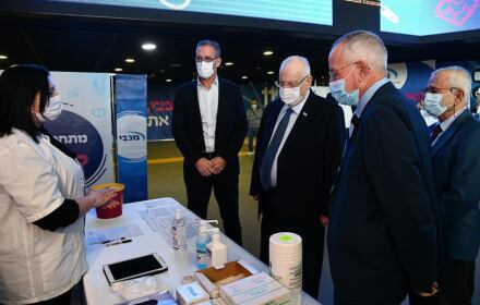 Izrael szczepienia: Reuven Rivlin wizytuje punkt szczepień