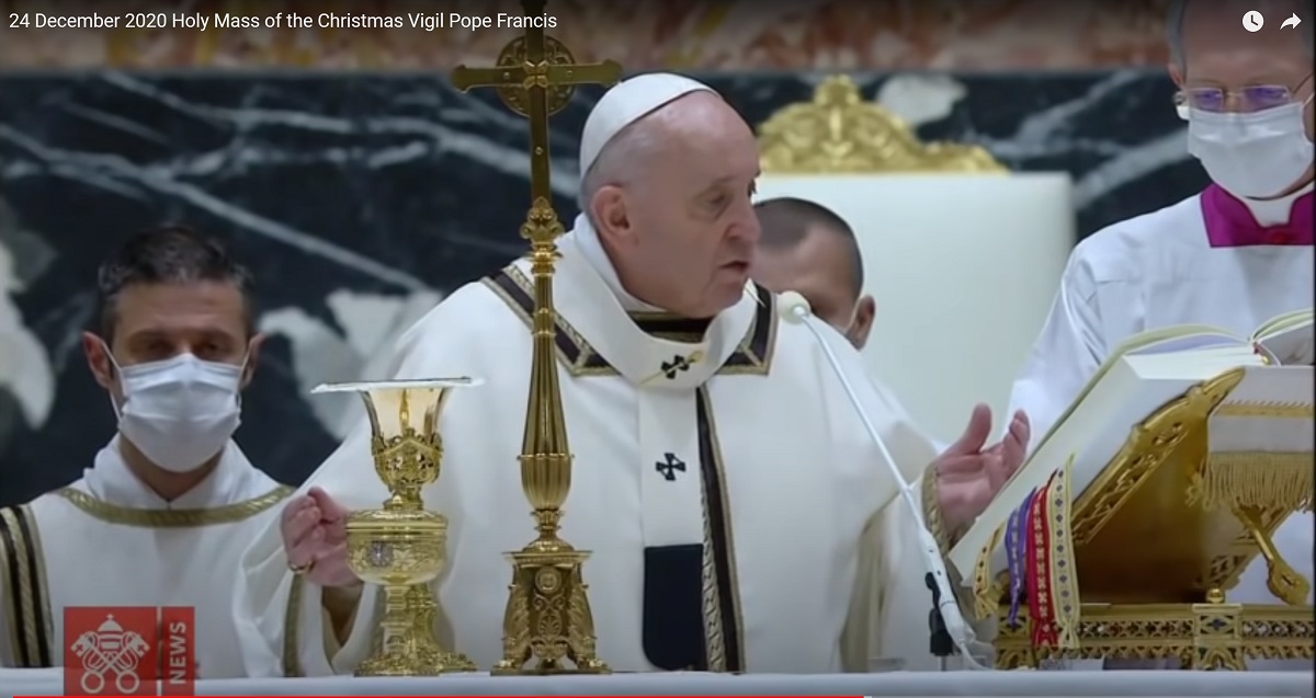 Papież Franciszek podczas pasterki w Watykanie. W celebrowaniu mszy towarzyszą mu księża w maseczkach