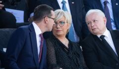 Siedzą i rozmawiają: Mateusz Morawiecki, Julia Przyłębska, Jarosław Kaczyński