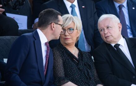 Siedzą i rozmawiają: Mateusz Morawiecki, Julia Przyłębska, Jarosław Kaczyński