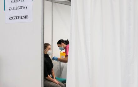 Jak przebiegają szczepienia w Warszawie? Rozmowa z wiceprezydent miasta