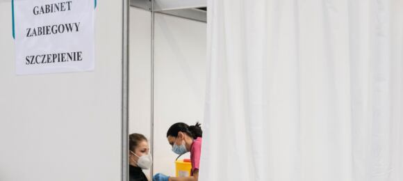 Jak przebiegają szczepienia w Warszawie? Rozmowa z wiceprezydent miasta