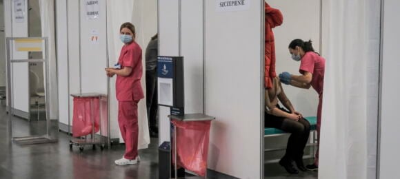 11.01.2021 Poznan . Punkt szczepien , pierwszy dzien szczepien przeciwko Covid-19 personelu medycznego i niemedycznego priorytetowej grupy zero na terenie MTP