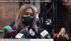 Magdalena Adamowicz z czarnej maseczce mówi o apelu o szybkie zakończenia śledztwa w sprawie zabójstwa jej męża