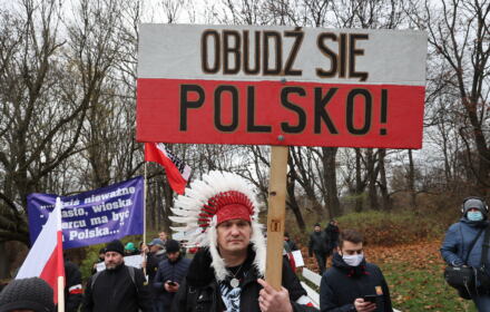 Są przekonani, że walczą przeciw niewolnictwu i segregacji. Antyszczepionkowcy w Polsce