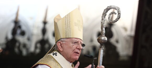 Arcybiskup Jędraszewski w złotej mitrze i z wielkim pastorałem przemawia